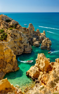 Eine kleine Bucht in der Nähe von Lagos, der Algarve, mit touristischen Bootsfahrten Eine kleine Bucht in der Nähe von Lagos, der Algarve, mit touristischen Bootsfahrten